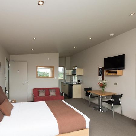 One Burgess Hill Aparthotel New Plymouth Room photo