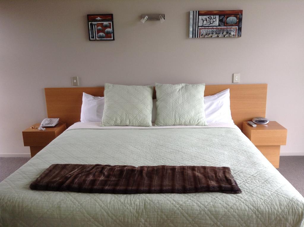 One Burgess Hill Aparthotel New Plymouth Room photo